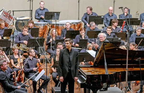 Na koncertu v Kulturnem domu Nova Gorica so gromko 
zaploskali dirigentu Marku Munihu, pianistu Danijelu Breclju, 
Simfoničnemu orkestru RTV Slovenija in Zboru Slovenske 
filharmonije.  