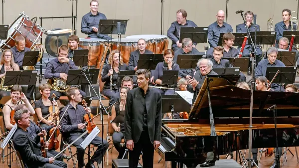 Na koncertu v Kulturnem domu Nova Gorica so gromko 
zaploskali dirigentu Marku Munihu, pianistu Danijelu Breclju, 
Simfoničnemu orkestru RTV Slovenija in Zboru Slovenske 
filharmonije.  
