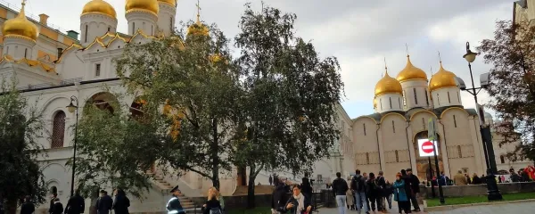 Po Moskvi in v okolici se v soncu blešči kar 600 zlatih kupol 
na cerkvenih stolpih.