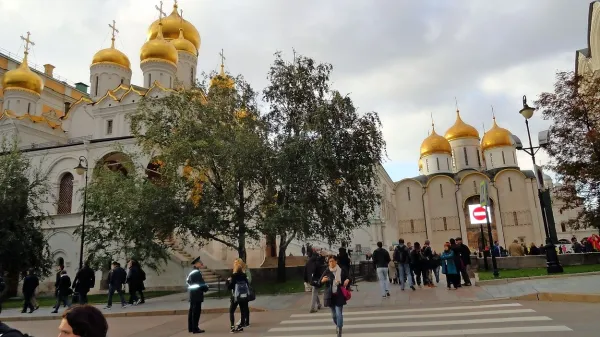 Po Moskvi in v okolici se v soncu blešči kar 600 zlatih kupol 
na cerkvenih stolpih.