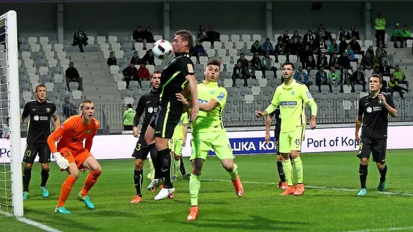 Po prekinitvah so nogometaši Luke Koper (v svetlejših dresih) 
spet potegnili krajšo. 