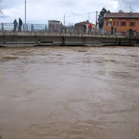 Na Goriškem obilne padavine, voda zalila  nekaj hiš (foto in video)