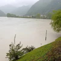 Na Goriškem obilne padavine, voda zalila  nekaj hiš (foto in video)