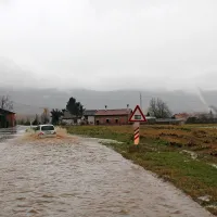 Na Goriškem obilne padavine, voda zalila  nekaj hiš (foto in video)