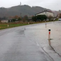 Na Goriškem obilne padavine, voda zalila  nekaj hiš (foto in video)