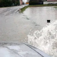 Na Goriškem obilne padavine, voda zalila  nekaj hiš (foto in video)