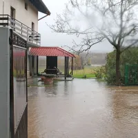 Na Goriškem obilne padavine, voda zalila  nekaj hiš (foto in video)