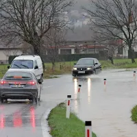 Cesta Ajdovscina-Nova Gorica v kraju Ozeljan; voda je na 
cestišče pritekala z  njiv in više ležečih krajev.

