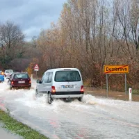 Lijak je poplavil regionalno cesto pri Dombravi. Cesto so 
zaprli za promet.