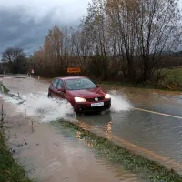 Na Goriškem obilne padavine, voda zalila  nekaj hiš (foto in video)