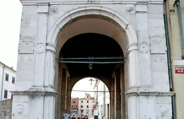 Vrata Muda so danes edina ohranjena mestna vrata od 
nekdanjih dvanajstih mestnih vrat Kopra.