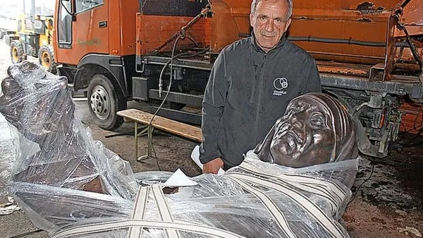 Besim Hajdari, ki v Postojni živi že dolgo, meni, da bi s 
postavitvijo kipa Matere Terezije - ki zdaj čaka v skladišču - 
Postojna dobila novo kulturno, versko in turistično točko.