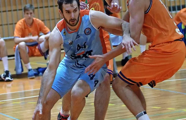 Nikola Gajić (z žogo) je poskrbel za zadnje vodstvo Primorske, bil pa je tudi njihov najboljši strelec.