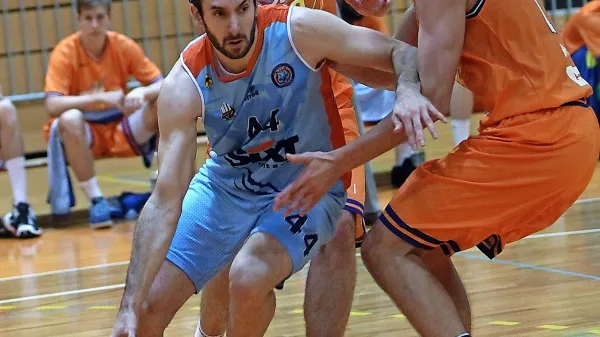 Nikola Gajić (z žogo) je poskrbel za zadnje vodstvo Primorske, bil pa je tudi njihov najboljši strelec.