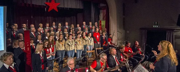 Tržaški partizanski pevski zbor Pinko Tomažič, ki ga vodi Pia Cah (desno), je skupaj s številnimi nastopajočimi v nedeljo v Prosvetnem domu na Opčinah pripravil recital Zdravo, fantje!  