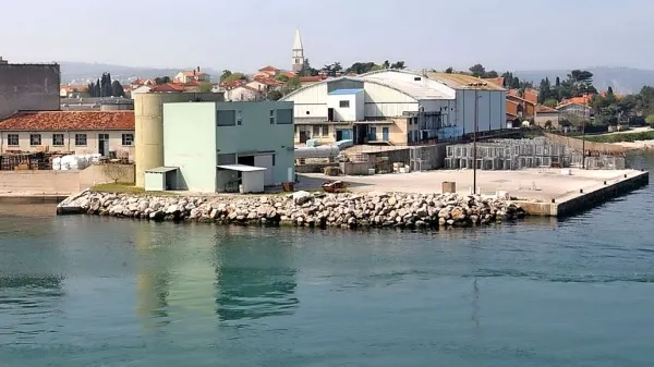 Na koprskem sodišču so potrdili, da je specializirano tožilstvo v zadevi Delamaris vložilo obtožbo proti Miru Senici, 
Vojku Mavru, Loredanu Glaviču in še trem ljudem.