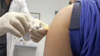 Zdravniki poudarjajo, da je edina dobra zaščita cepljenje, 
cepijo se lahko tudi odrasli. 
