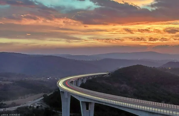 Ena najbolj svežih letošnjih fotografij viadukta na Črnem 
kalu
