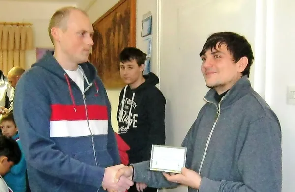 Član upravnega odbora ŠD Piran Miha Vidic izroča priznanje 
Simonu Šajnu, kapetanu ekipe ŠK Rimex.