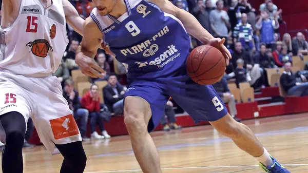 V soboto sta v drugi SKL izgubila tako Mesarija Prunk (v belih 
dresih) kot Plama pur.