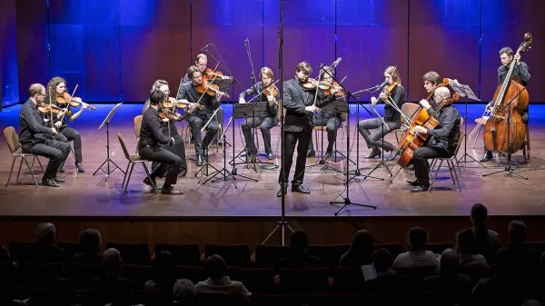 Komorni orkester Slovenske filharmonije z violinistom Žigo 
Brankom se je na predsinočnjem koncertu v novogoriškem  
Kulturnem domu  maestru Nanutu še posebej poklonil s 
skladbo Marija Kogoja. 