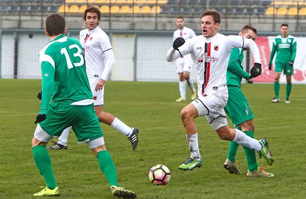 Vodilne Sežance (v belih dresih) in tretjeuvrščene  Mirence na 
lestvici loči le točka. 