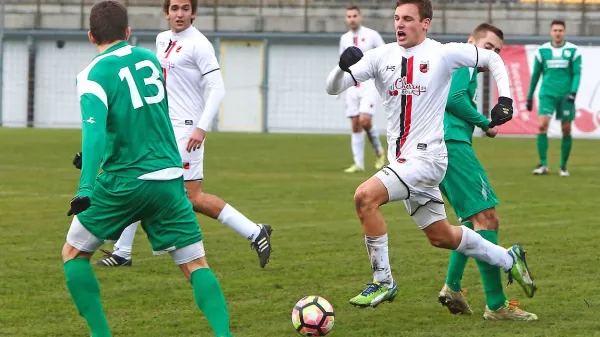 Vodilne Sežance (v belih dresih) in tretjeuvrščene  Mirence na 
lestvici loči le točka. 