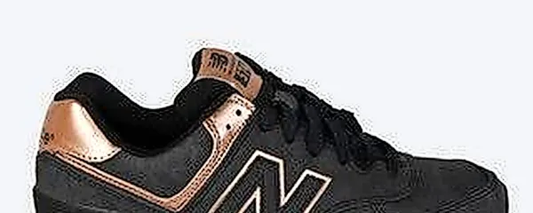  Čevlji, ki imajo moški pridih, so primerni za vsakodnevne 
službene obveznosti, superge v umirjenih tonih pa za 
tekanje in sprehajanje z otroki. Kljub klasičnim športnim 
copatom pa ostajamo urejene. Črna barva vselej deluje  
elegantno in umirjeno. Ni vpadljiva in, verjemite,  zaradi 
tega nas lahko reši iz kakršne koli zagate.