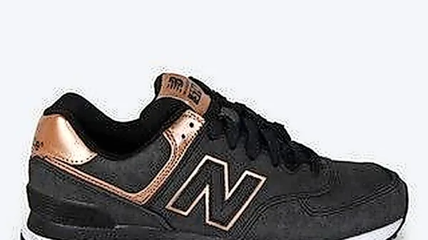  Čevlji, ki imajo moški pridih, so primerni za vsakodnevne 
službene obveznosti, superge v umirjenih tonih pa za 
tekanje in sprehajanje z otroki. Kljub klasičnim športnim 
copatom pa ostajamo urejene. Črna barva vselej deluje  
elegantno in umirjeno. Ni vpadljiva in, verjemite,  zaradi 
tega nas lahko reši iz kakršne koli zagate.