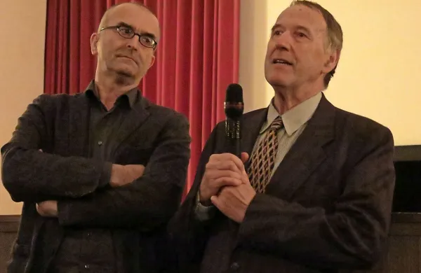 Babičev televizijski film Pogreb sta v Kulturnem domu Hrpelje 
predstavila scenarist Vladimir Frantar (desno) in Aleš Doktorič iz goriškega Kinoateljeja. 