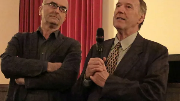 Babičev televizijski film Pogreb sta v Kulturnem domu Hrpelje 
predstavila scenarist Vladimir Frantar (desno) in Aleš Doktorič iz goriškega Kinoateljeja. 