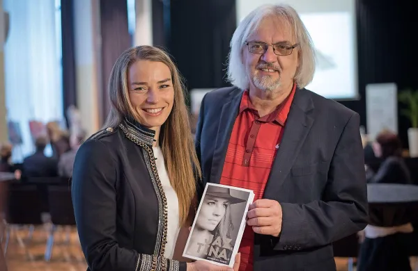Tina Maze je predstavila svojo biografijo z naslovom Jaz. 
Tina. V knjižno obliko jo je na podlagi njenih dnevniških 
rokopisov prelil športni novinar  Vito Divac.