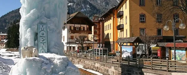 Idilična vasica Moena še v februarju ohranja 
božično-novoletno okrasje in temu primerno večerno vzdušje. 