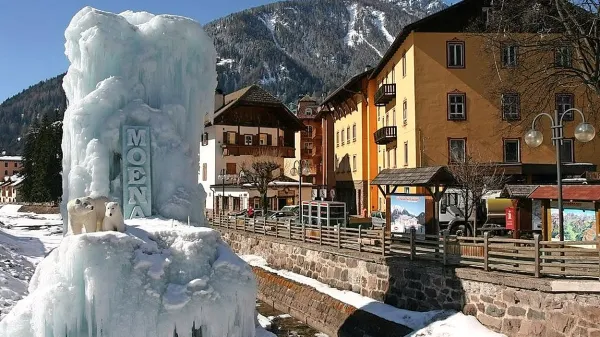 Idilična vasica Moena še v februarju ohranja 
božično-novoletno okrasje in temu primerno večerno vzdušje. 