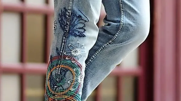 Kavbojke v kombinaciji s čipko ali vezenino delujejo lepo in 
bogato.