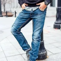 Moški, kavbojke se vedno nosijo 
na bokih. Pa je vseeno, ali ste  
športne postave ali pa imate 
prijetno zaobljen trebušček.