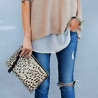 Suhicam pristojijo ozki kroji hlač. 
Sicer pa s  pravo izbiro kroja 
polepšamo kakšno pomanjkljivost  
in poudarimo svoje adute.