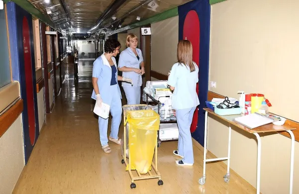 Za skrajševanje čakalnih vrst ne bodo nagrajeni le zdravniki, 
ampak vsi, ki bodo sodelovali,  so   včeraj zatrdili   premier Miro 
Cerar, zdravstvena ministrica Milojka Kolar Celarc in minister 
za javno upravo Boris Koprivnikar.
