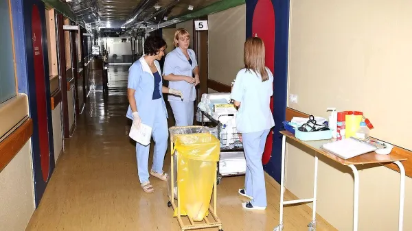 Za skrajševanje čakalnih vrst ne bodo nagrajeni le zdravniki, 
ampak vsi, ki bodo sodelovali,  so   včeraj zatrdili   premier Miro 
Cerar, zdravstvena ministrica Milojka Kolar Celarc in minister 
za javno upravo Boris Koprivnikar.