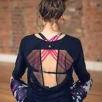 Danes z lahkoto pokažemo tudi  hrbet, saj v poplavi vseh 
posebnih nedrčkov najdemo tudi takšne, ki so v zadnjem 
delu narejeni na poseben način.