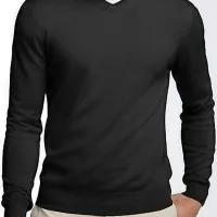 Moški,  ki obožujejo bolj 
sproščen slog,  imajo pod  
puloverjem na V izrez oprijeto 
majico s kratkimi rokavi.