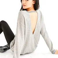 Daljši puloverji z globokim izrezom na hrbtu so super 
kombinacija k usnjenim hlačam.