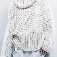 Zelo v modi so  bolj ohlapni puloverji, ki deluje preveliko in 
rahlo moško.