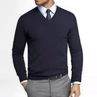 Urejen moški posega po finih puloverjih iz kašmirja.