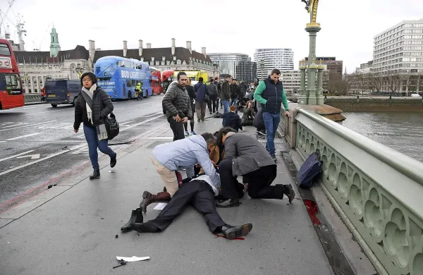 Ranjenim v napadu z avtomobilom na Westminstrskem  
mostu so na licu mesta  nudili prvo pomoč.