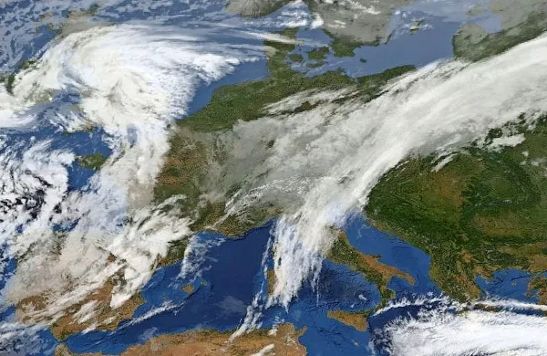 Nad zahodno Evropo se zadržuje atlantska višinska dolina, 
proti nam priteka od jugozahoda vlažen zrak.