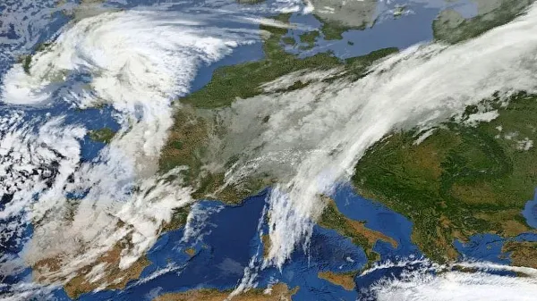 Nad zahodno Evropo se zadržuje atlantska višinska dolina, 
proti nam priteka od jugozahoda vlažen zrak.