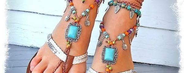 Daljše verižice, ki mehko padajo na 
dekolte,  delujejo preprosto.