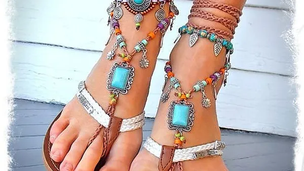 Daljše verižice, ki mehko padajo na 
dekolte,  delujejo preprosto.