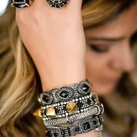 Če smo oblečeni v etno oblačila,   
lahko ta pridih prenesemo še na 
prstane in zapestnice.